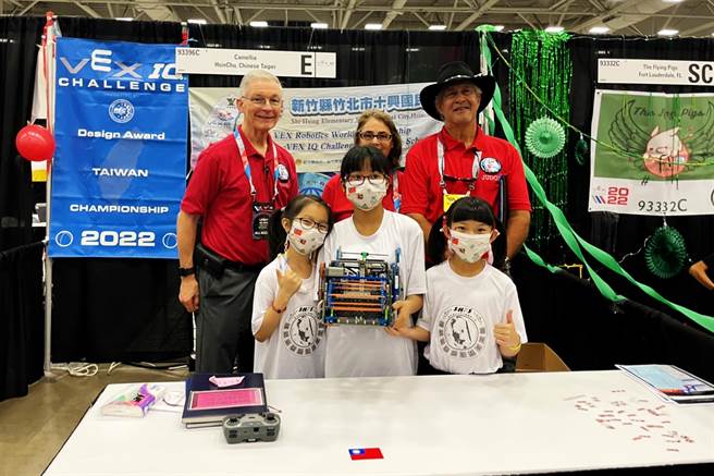 十兴国小3名学生赴美参加VEX机器人世界大赛，获得最佳设计奖。（新竹县政府提供／罗浚滨新竹传真）