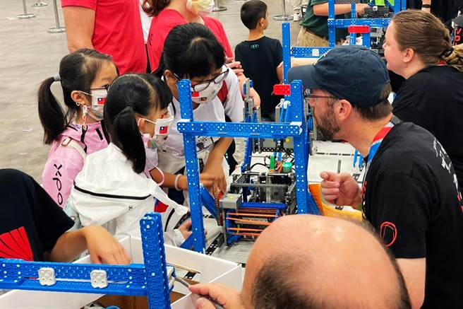 十兴国小3名学生赴美参加VEX机器人世界大赛情形，最终获得最佳设计奖。（新竹县政府提供／罗浚滨新竹传真）