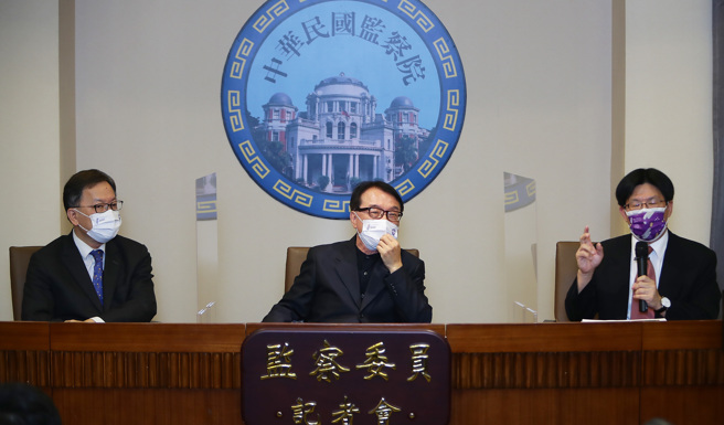 监察院6日公告就曲棍球案再度弹劾检察官陈隆翔，引发检方反弹，监委高涌诚（右）、林郁容（左）与林盛丰13日召开记者会强调并非一案两查，这也符合监察职权之行使。（季志翔摄）