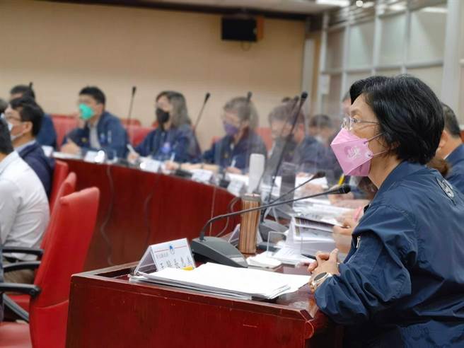 内政部审查彰化升格，以彰化县尚未达到直辖市条件，建议行政院不同意改制为直辖市，彰化县长王惠美今天上午列席开会，得知结论公开强调彰化队不会放弃。（彰化县政府提供／吴敏菁彰化传真）