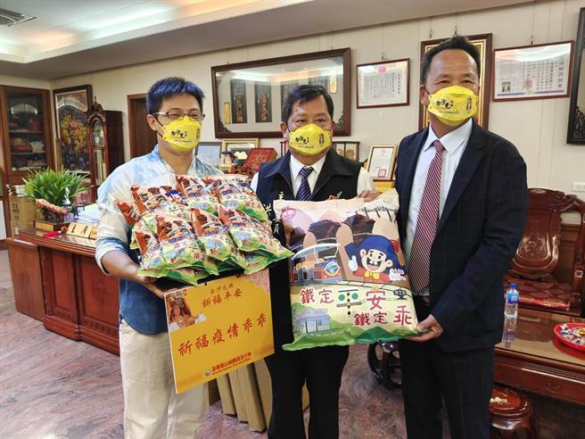 三义旧山线铁道自行车董事长游志勇13日前往白沙屯拱天宫发送防疫乖乖限定包。（旧山线铁道自行车提供／谢明俊苗栗传真）