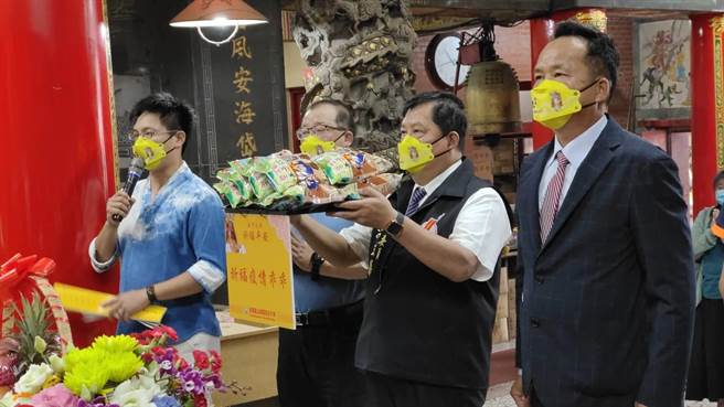 三义旧山线铁道自行车董事长游志勇13日前往白沙屯拱天宫参拜并发送防疫乖乖限定包。（旧山线铁道自行车提供／谢明俊苗栗传真）
