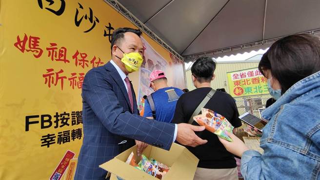 三义旧山线铁道自行车董事长游志勇13日前往白沙屯拱天宫发送防疫乖乖限定包。（旧山线铁道自行车提供／谢明俊苗栗传真）