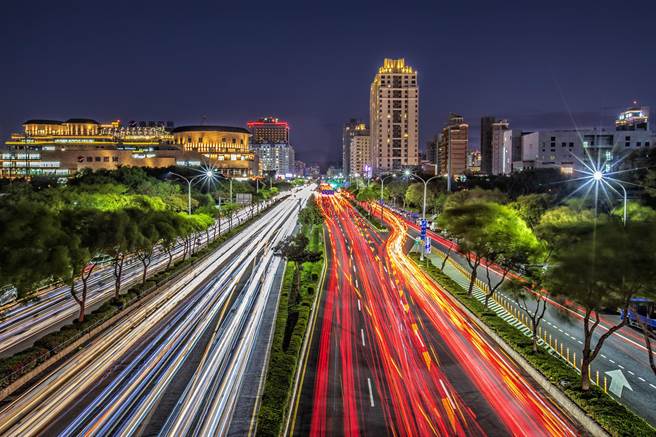 新竹輕軌藍線東西向以竹北市光明六路為主要軸線。（羅浚濱攝）