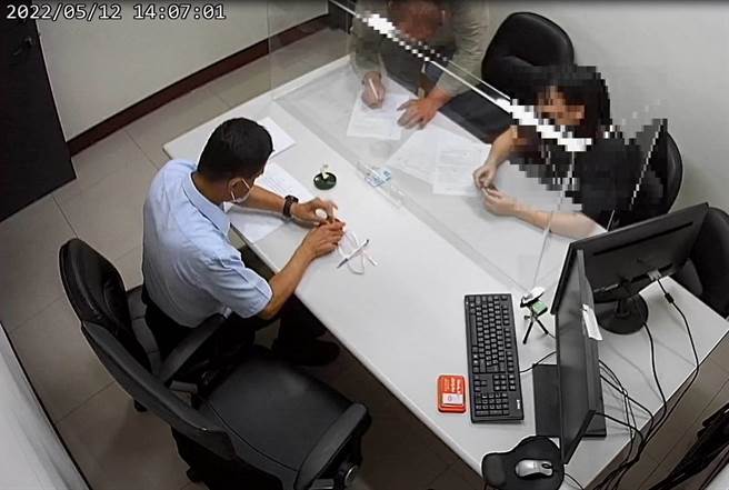 花蓮一名泰籍婦人騎機車被攔查，拒絕酒測，被重罰18萬元，逾期未繳，帳戶被查封，昨天辦分期繳納。（行政執行署花蓮分署提供／王志偉花蓮傳真） 