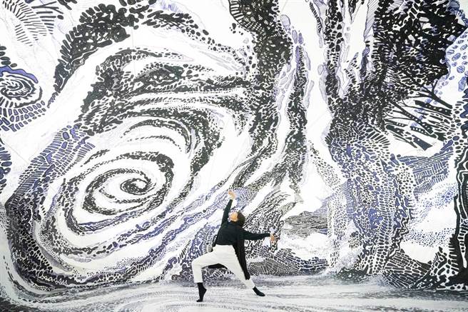 车城看海美术馆首度邀请日裔巴西籍艺术家大岩奥斯卡来台展出，带来知名巨幅作品《眠梦》。（林和生摄）