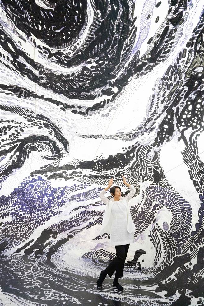 车城看海美术馆展出日裔巴西籍艺术家大岩奥斯卡巨幅作品《眠梦》，邀请游客一同魔幻一夏。（林和生摄）