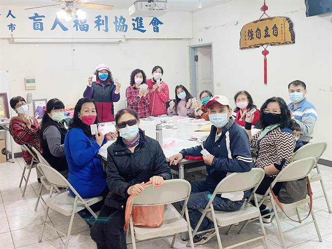 嘉义市去年推出「满千送百」活动，共搜集到15万5312张发票，并将这些发票转赠给15个身心障碍福利团体及机构兑奖，其中576张中奖，金额共15万6600元。（嘉义市政府提供／吕妍庭嘉义传真）