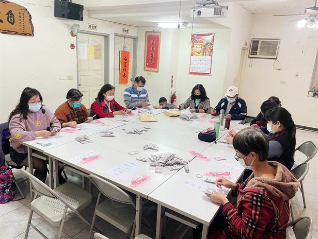 嘉义市政府社会处将「满千送百」搜集到的发票转赠给15个身心障碍福利团体及机构兑奖，嘉义市盲人福利协进会动员志工协助兑奖。（嘉义市政府提供／吕妍庭嘉义传真）