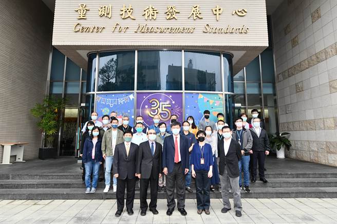 工研院日前举办「量测35周年庆」，分享创新量测技术研发等重要成果，量测中心副执行长陈照彰（前排左起）、量测中心执行长林增耀、工研院副院长彭裕民、量测中心副执行长蓝玉屏、量测中心业务长吴登竣。（工研院提供／罗浚滨新竹传真）