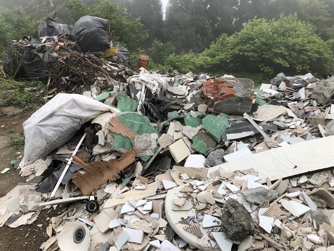 竹东警分局查获许嫌嫌犯以合法掩护非法，在五峰乡倾倒事业废弃物。（竹东警分局提供／罗浚滨新竹传真）