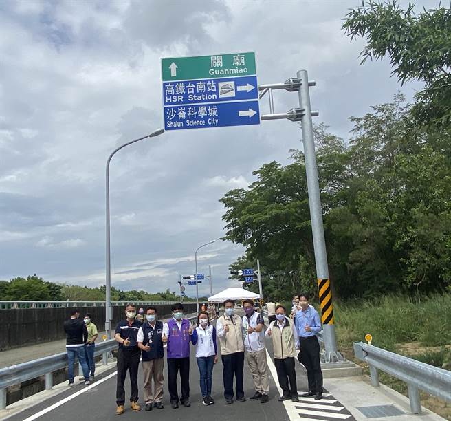 斥资约3亿元新开辟的台86线大潭交流道东向匝道已完工，台南市长黄伟哲（右四）今天下午视察，宣布5月20日通车。（曹婷婷摄）