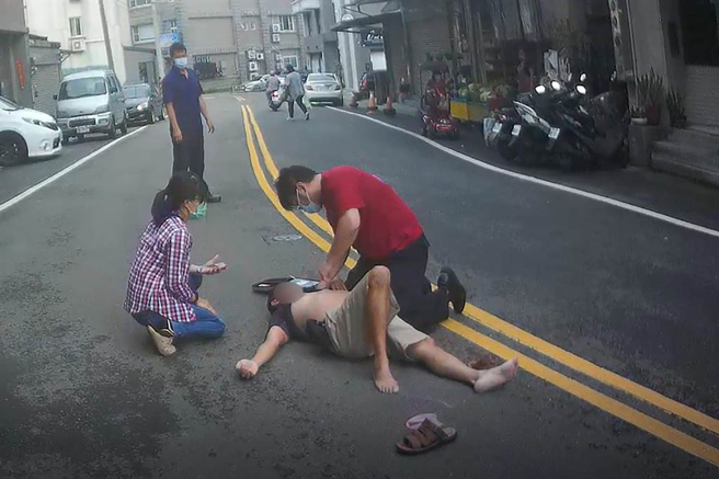 翁姓男子在新丰消防分队倒地，高级救护技术员许家玮抢救后救回一命。（新竹县消防局提供／罗浚滨新竹传真）