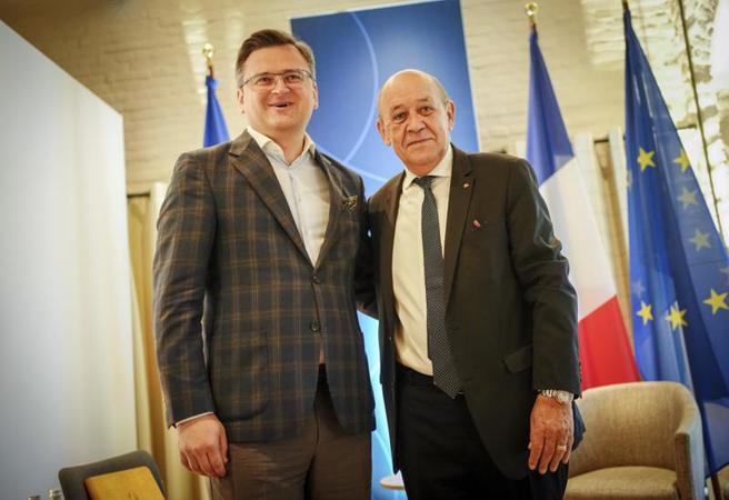 法國外長（右）表示，G7各國將「繼續支持烏克蘭為主權而戰」。圖為他與烏克蘭外長合影。（圖／美聯社）