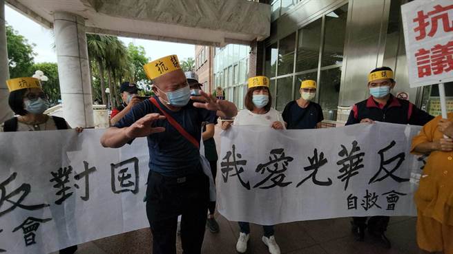 光华、干城居民到议会前陈情抗议，情绪激动表达不满。（民眾提供）
