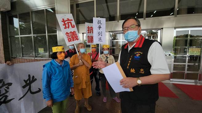 花莲县代理秘书长饶忠（右）出面接受抗议民眾陈情。（民眾提供）