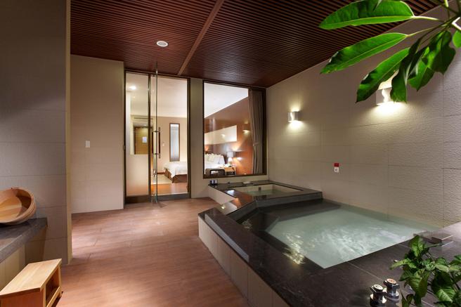 长荣凤凰酒店(礁溪)春季线上旅展开卖汤屋券，每张1588元，买5送1。（长荣凤凰酒店提供）