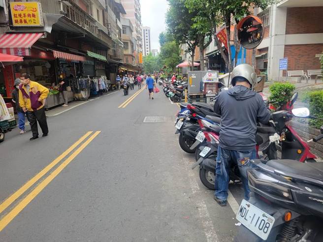 桃园市八德区吴姓男子疑似失智，忘了机车停放位置，热心员警协寻成功。（翻摄照片）