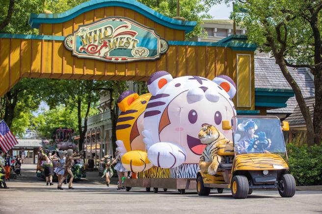 六福村推出官網限定的「母老虎」及「話虎男」門票優惠，成人票每張520元。（六福村提供）