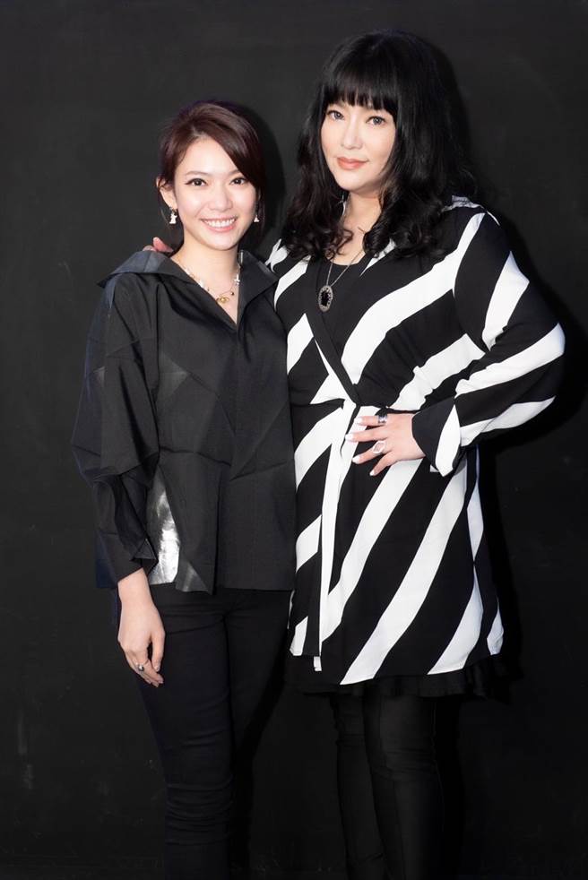  《早安进行式》主播刘宸希与星座专家唐绮阳相见欢。（镜电视提供）