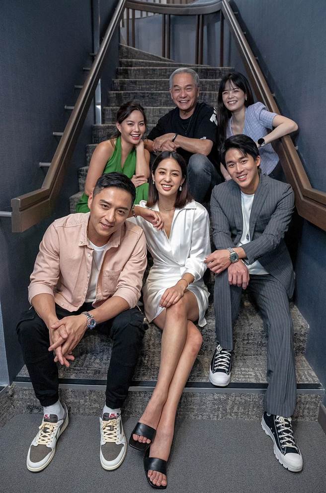 郑人硕（前排左起）、莫允雯、李博翔与新加坡演员合作最新剧集。（CJ ENM HK提供）