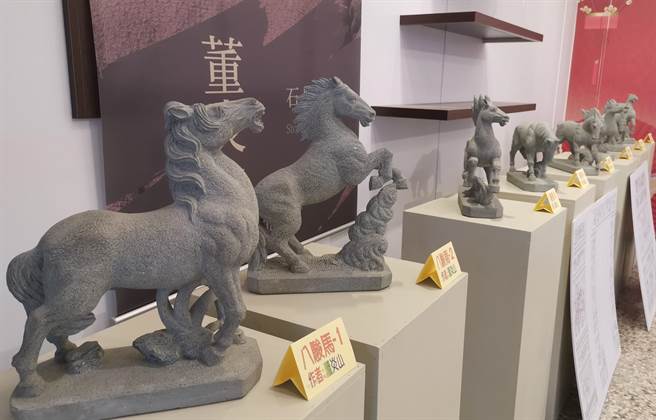 董炎山的八骏马石雕，栩栩如生。（刘秀芬摄）