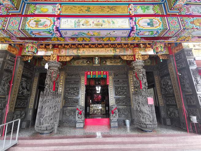 董炎山在应元宫石雕作品，包括正殿前壁堵、龙柱、石狮。（刘秀芬摄）