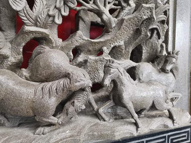 董炎山28岁时就会3D雕法。（刘秀芬摄）