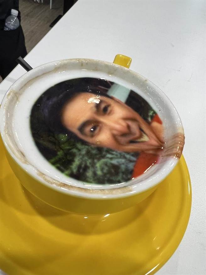 洪都拉斯體驗3D列印咖啡機，意外變成王少偉。（民視提供）