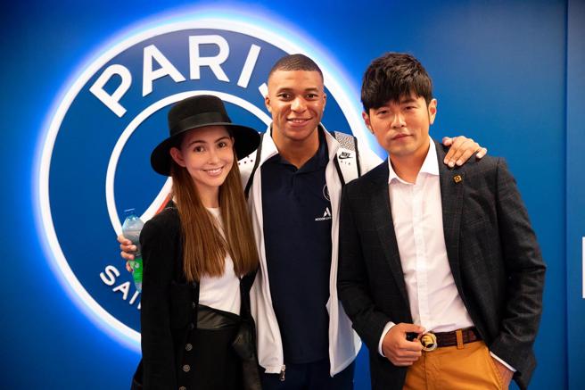 周杰伦、昆凌曾晒出与球星姆巴佩合照。（杰威尔音乐提供）