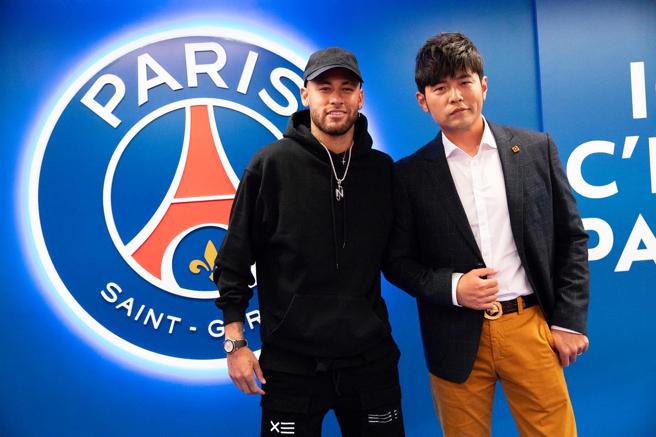 周杰伦、昆凌去年开心与内马尔合照。（杰威尔音乐提供）