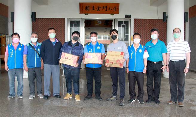 金寧鄉長楊忠俊（中）帶隊贈送防疫酒精，盼能為金大校園抗疫也盡一分心力。（金寧鄉公所提供）
