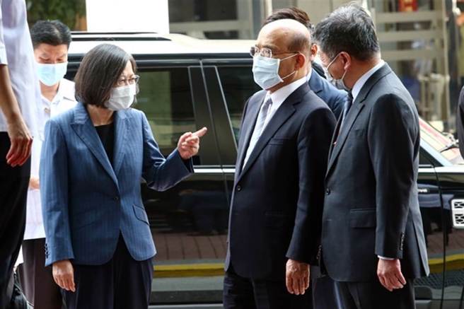 总统蔡英文（左起）、行政院长苏贞昌与卫福部长陈时中。（图／中时资料照，邓博仁摄）