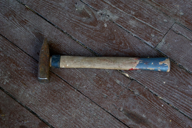 网友要将借来的铁槌还给老板，他将铁鎚直接「穿过」老板家门外的「门把内」，变相形成锁死门，事后还传讯息「老板，铁鎚用完了，放你家门口喔」。（示意图，达志影像/shutterstock）