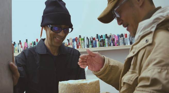 余文乐与同是天蝎座的传奇涂鸦大师FUTURA一起庆祝生日。（尚庆创意提供）