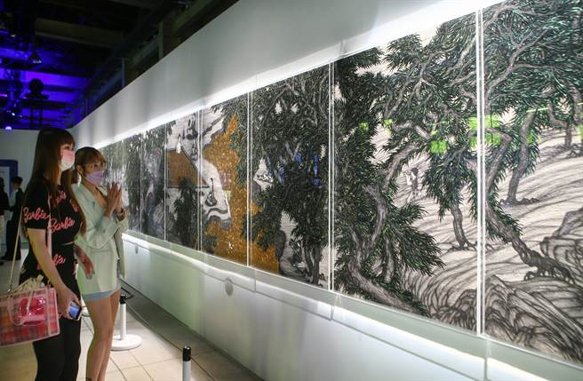 民眾参观姚瑞中作品《周休八日图》 （邓博仁摄）