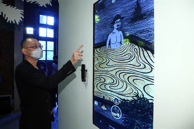 艺术家姚瑞中以《周休八日图》作品参展，他于现场体验XR技术。（邓博仁摄）