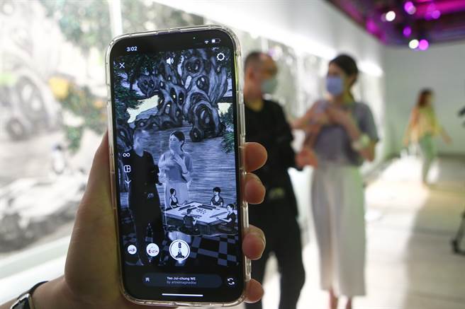 文策院与Meta携手合作打造XR技术，将参观民眾融入作品中。 图为艺术家姚瑞中为观眾导览情景融入作品中。（邓博仁摄）