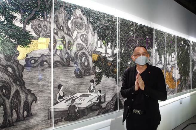 艺术家姚瑞中以《周休八日图》作品参展，他期许疫情赶快退散，才不至于大家真的周休八日。（邓博仁摄）