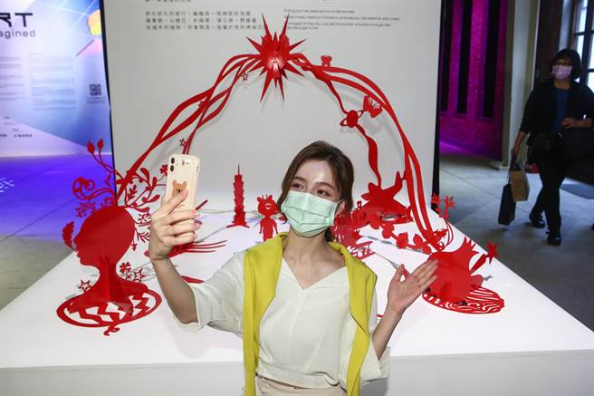民眾于吴耿祯作品前体验XR技术。（邓博仁摄）