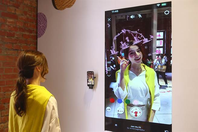 民眾于吴耿祯作品前体验XR技术。（邓博仁摄）