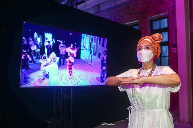 金曲歌后阿爆ABAO于现场体验XR技术。（邓博仁摄）