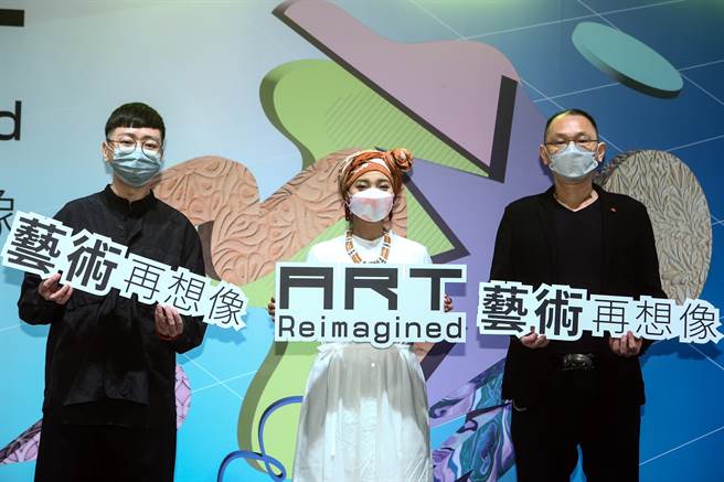 参展艺术家姚瑞中（右起）、阿爆ABAO、吴耿祯。（邓博仁摄）
