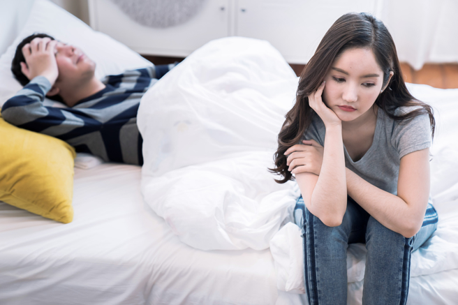 1名女网友说她与男友都住家里，每周几乎会到摩铁开房间2次，1个月下来花费不少，问说若租个便宜小套房当炮房会比较省吗？（示意图，达志影像/shutterstock）