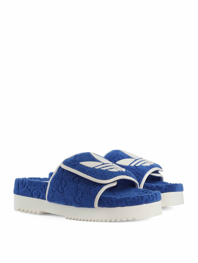 adidas x Gucci 蓝色拖鞋，2万2300元。（Gucci提供）