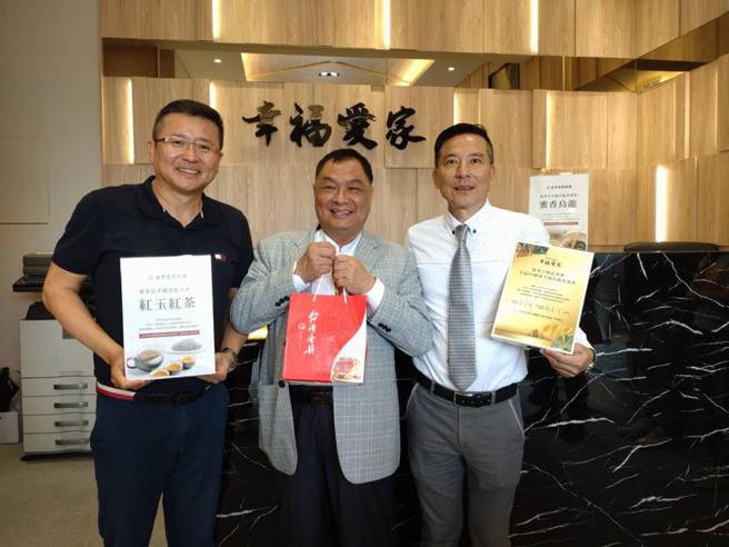 福宝机构董座陈庆晔(右)、富润昌建设总经理刘昌浩(左)，今日在「幸福爱家」新案公开活动上，暖心义卖「幸福99」手作乌龙茶。图／曾丽芳