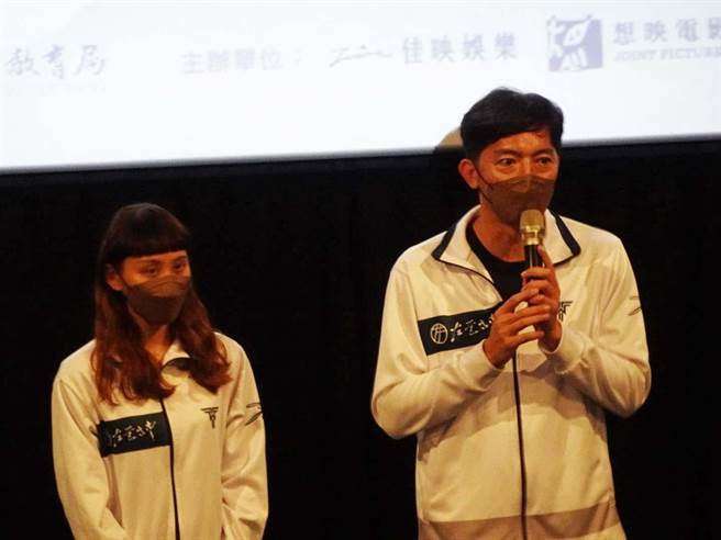 纪录片《教练》男主角左营高中现代五项教练林生祥，左为她的学生陈佑萱。（曹明正摄）