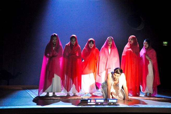 美国东尼奖最佳导演得主玛丽．札莫曼（Mary Zimmerman）改编自阿拉伯世界的文学名着《一千零一夜》(The Arabian Nights)，本周末在台北南海剧场登场，由导演吕柏伸带领台大戏剧系制作和演出。（台大戏剧系提供）