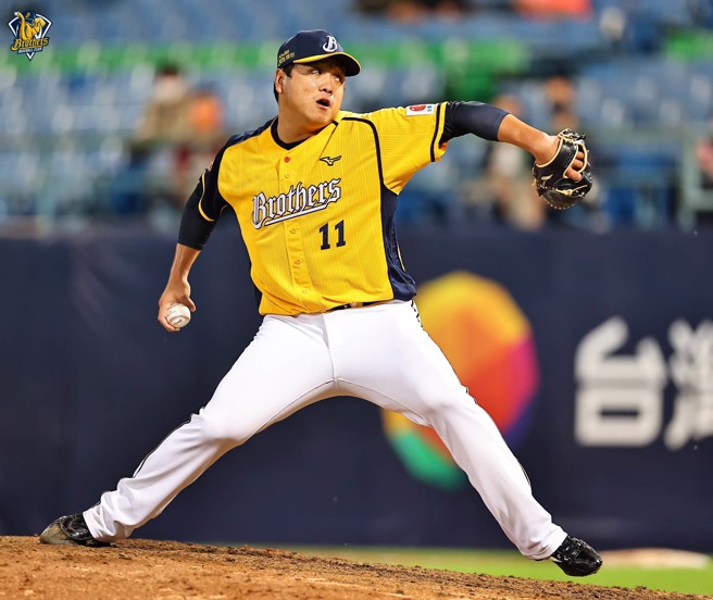 中信兄弟廖乙忠中继2.2局无失分拿下相隔582天胜投。（中信兄弟提供）