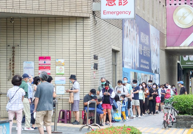 一名男网友表示，快筛阳不通报、不隔离，「是不是这样才是正解？」引起网友讨论。图为民眾在医院防疫门诊前排队等候看诊。（图／粘耿豪摄）